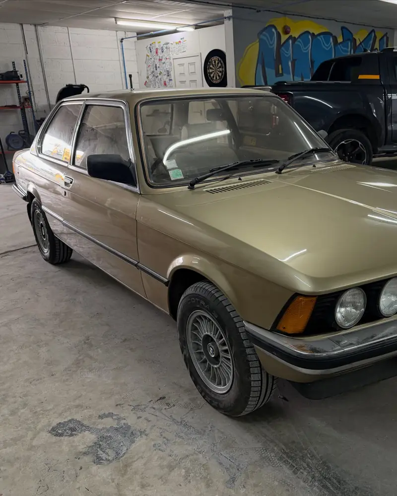 Classic gold BMW E21 after a bootlid repair in Kashmir metallic